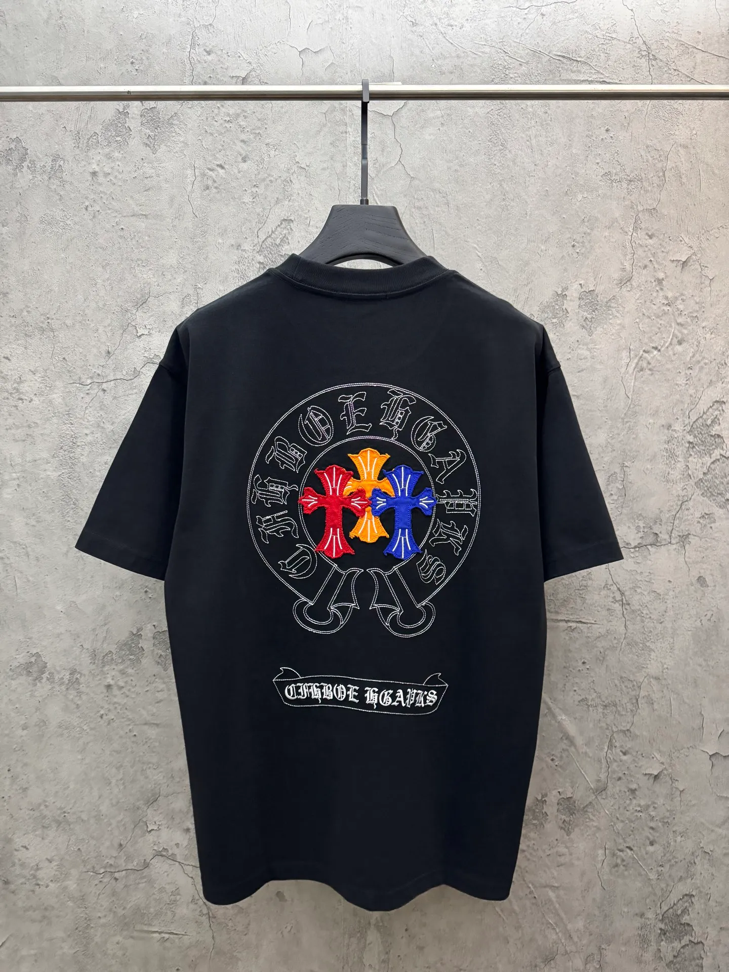 P180 top version, real shot without P, ​​different from market currency) 𝗖𝗵𝗿𝗼𝗺𝗲 𝗛𝗲𝗮𝗿𝘁𝘀/Croxin 2026 spring new original single counter American laser burnt patch embroidered couple short sleeves 👑The highest version! Customized fabric 300 grams, best-selling model at the counter, very comfortable to wear. Accessories: original molded and authenticated collar label ➕ 100% silk wash water label. Genuine purchase-grade original hangtag➕matching hanging rope➕3D hanging beads➕original packaging bag. Craftsmanship: The original version has consistent wiring! The highest version of the armhole matching technique! Color: White Black Size: S M L XL Style No.: 26-2031
